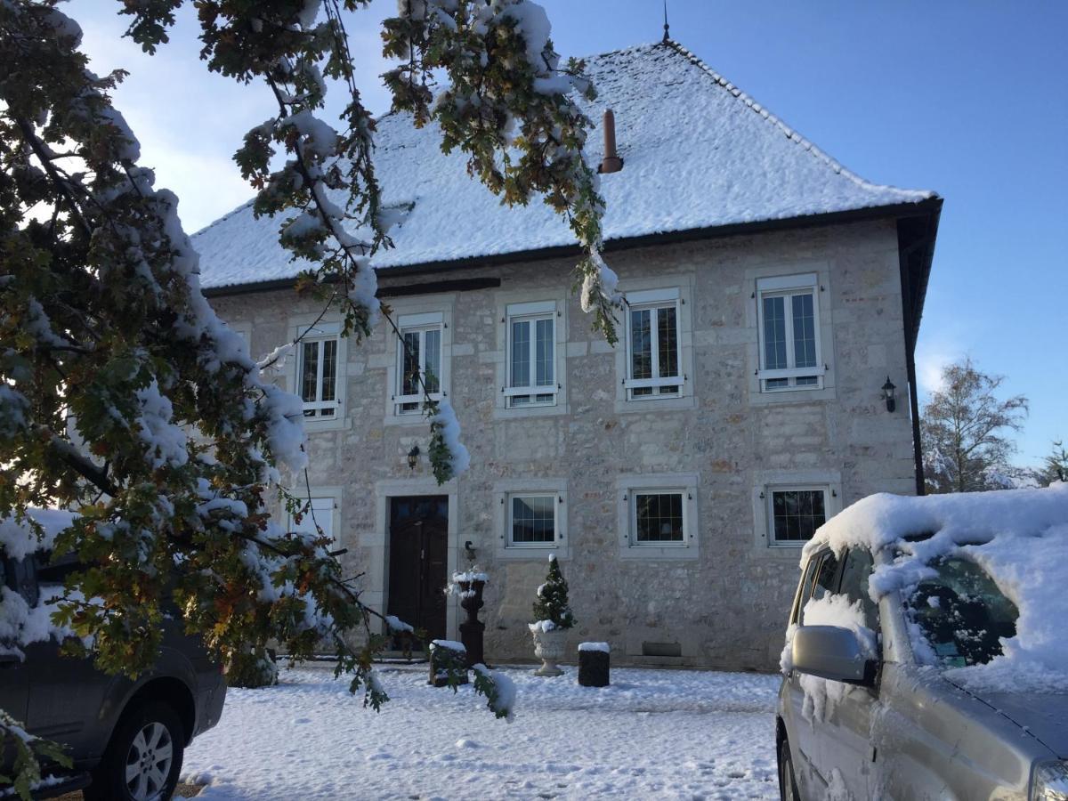 Bed and Breakfast Domaine Du Manoir Les Avenières Exterior foto